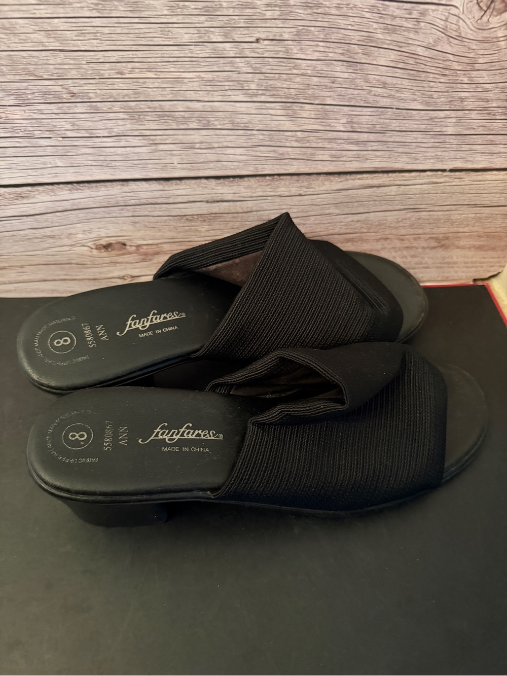 FANFARES Black Slip-On Low Heel Sandals